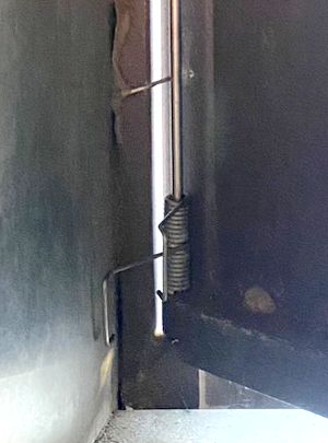 開きっぱなしになった郵便受け