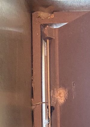 開きっぱなしになった郵便受け