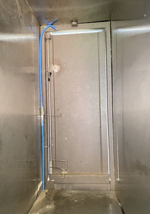 郵便受けの中にキックバネのついた棒を設置した様子